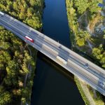 route sur un pont au dessus d'une foret