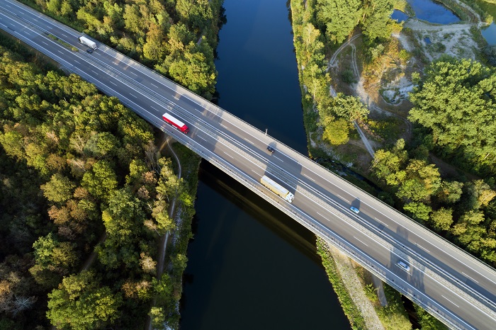 route sur un pont au dessus d'une foret