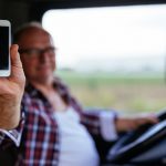 routier avec un smartphone