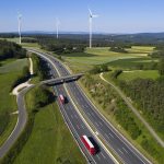 autoroute avec des camions qui circulent