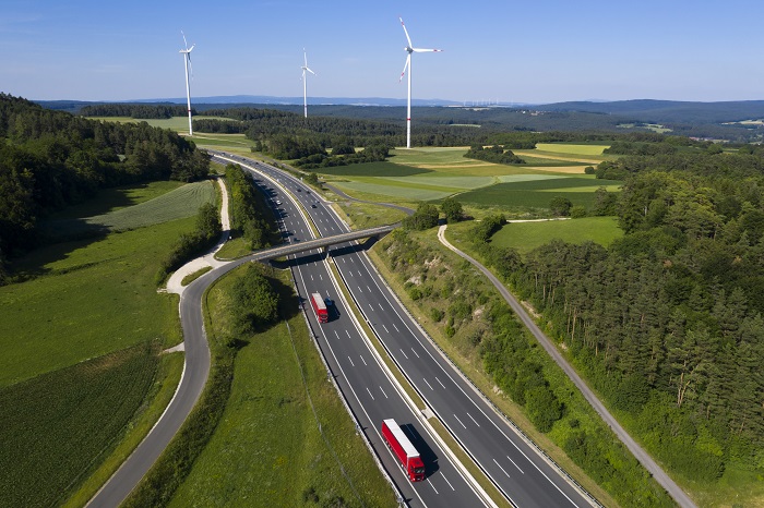 autoroute avec des camions qui circulent