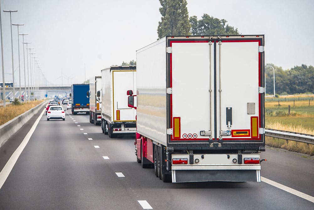 Camions sur une autoroute