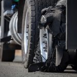 Éclatement d'un pneu sur un camion de transport